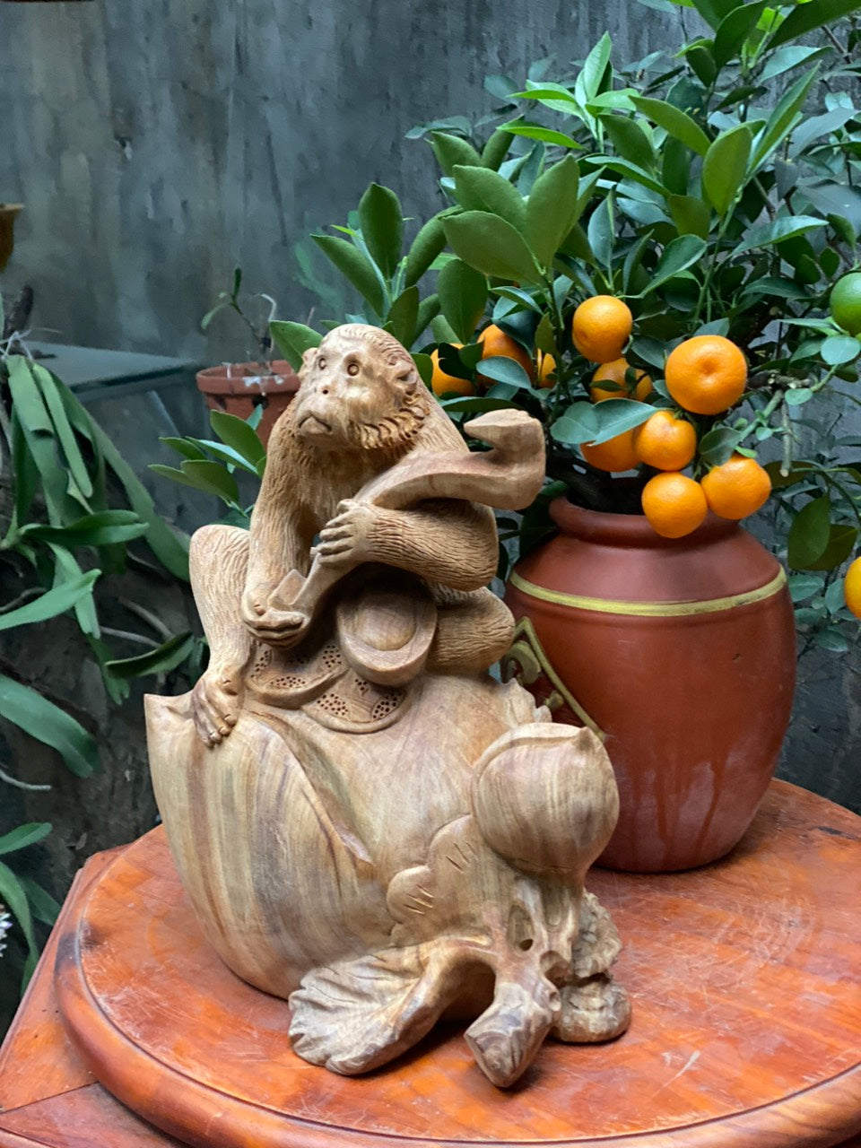 Tượng Linh Vật Con Khỉ Ngồi Đào Chất Gỗ Ngọc Am Cao 33cm
