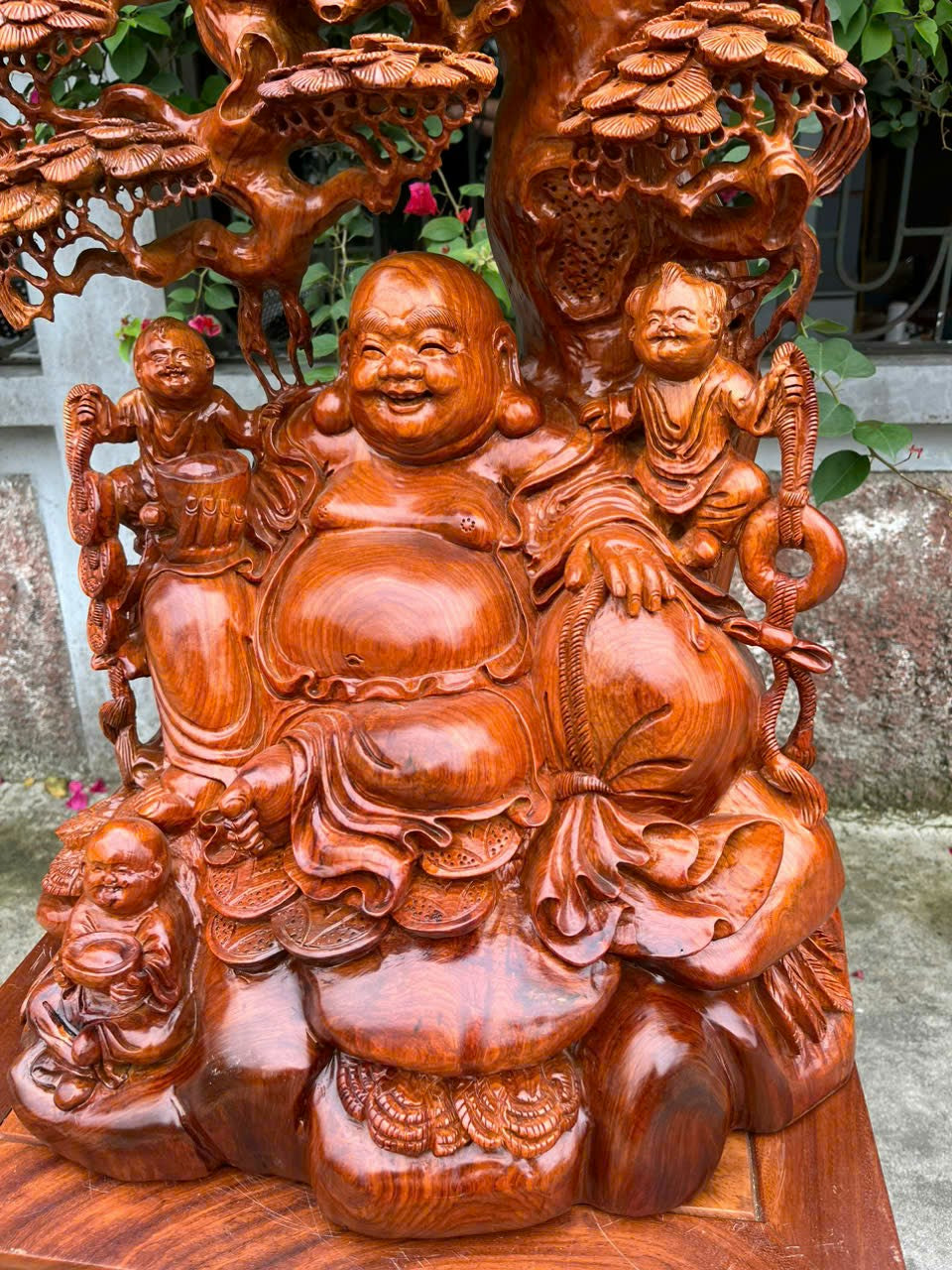 Tượng Di Lặc Ngồi Gốc Tùng - Gỗ Hương Gia Lai Cao 70