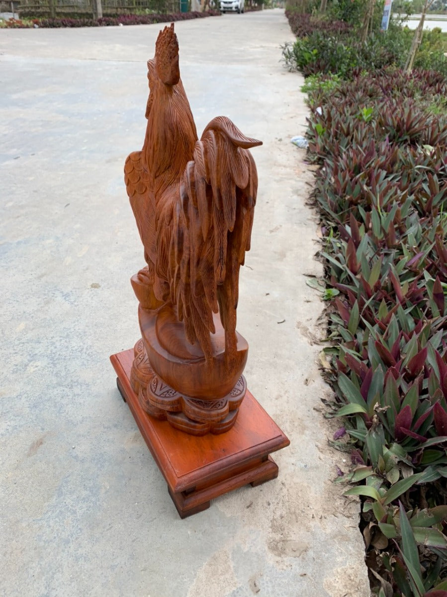 Tượng Gỗ Con Gà Trống Tài Lộc Đứng Thỏi Tiền Vàng