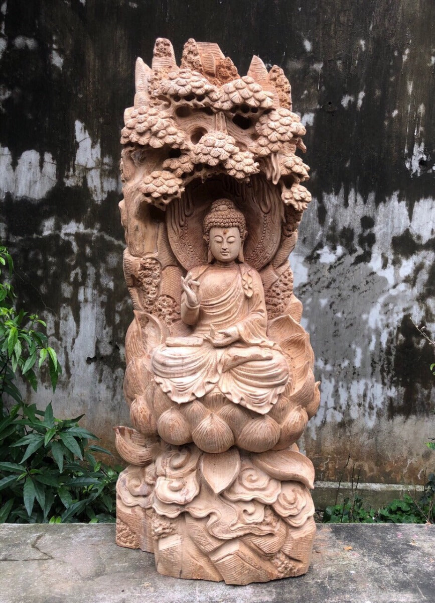 Phật tổ toạ đài sen dưới gốc tùng