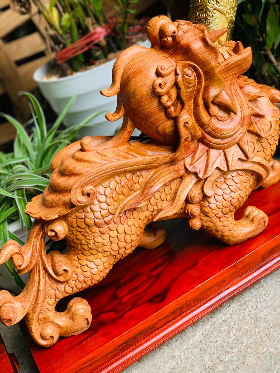 Giá Ngà Voi - Kỳ Lân Ngậm Ngà Voi Gỗ Hương Cao 40cm