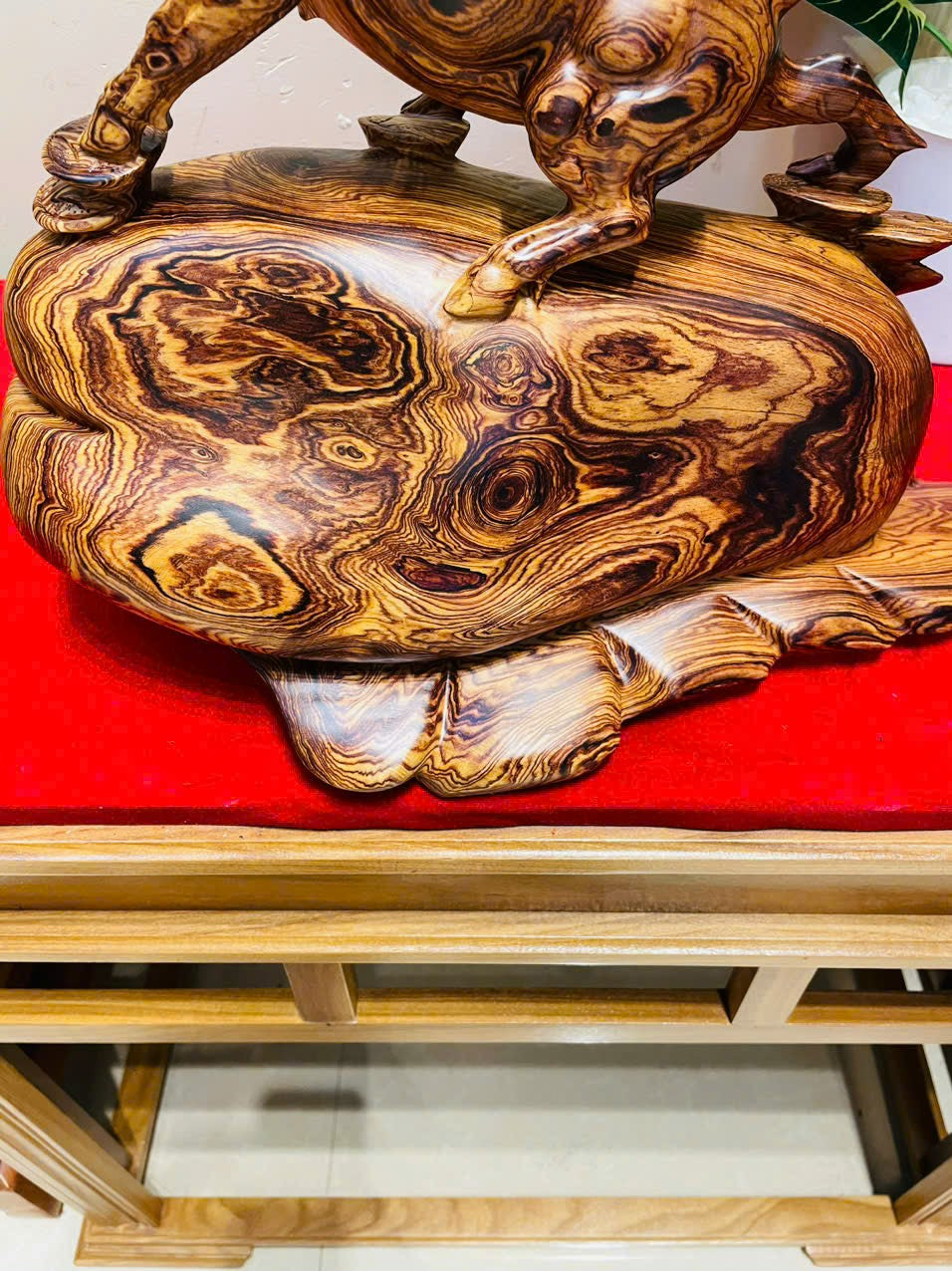 Tượng Linh Vật Phong Thuỷ Bò Tót  Gỗ Cẩm Siêu Vân Cao 33cm