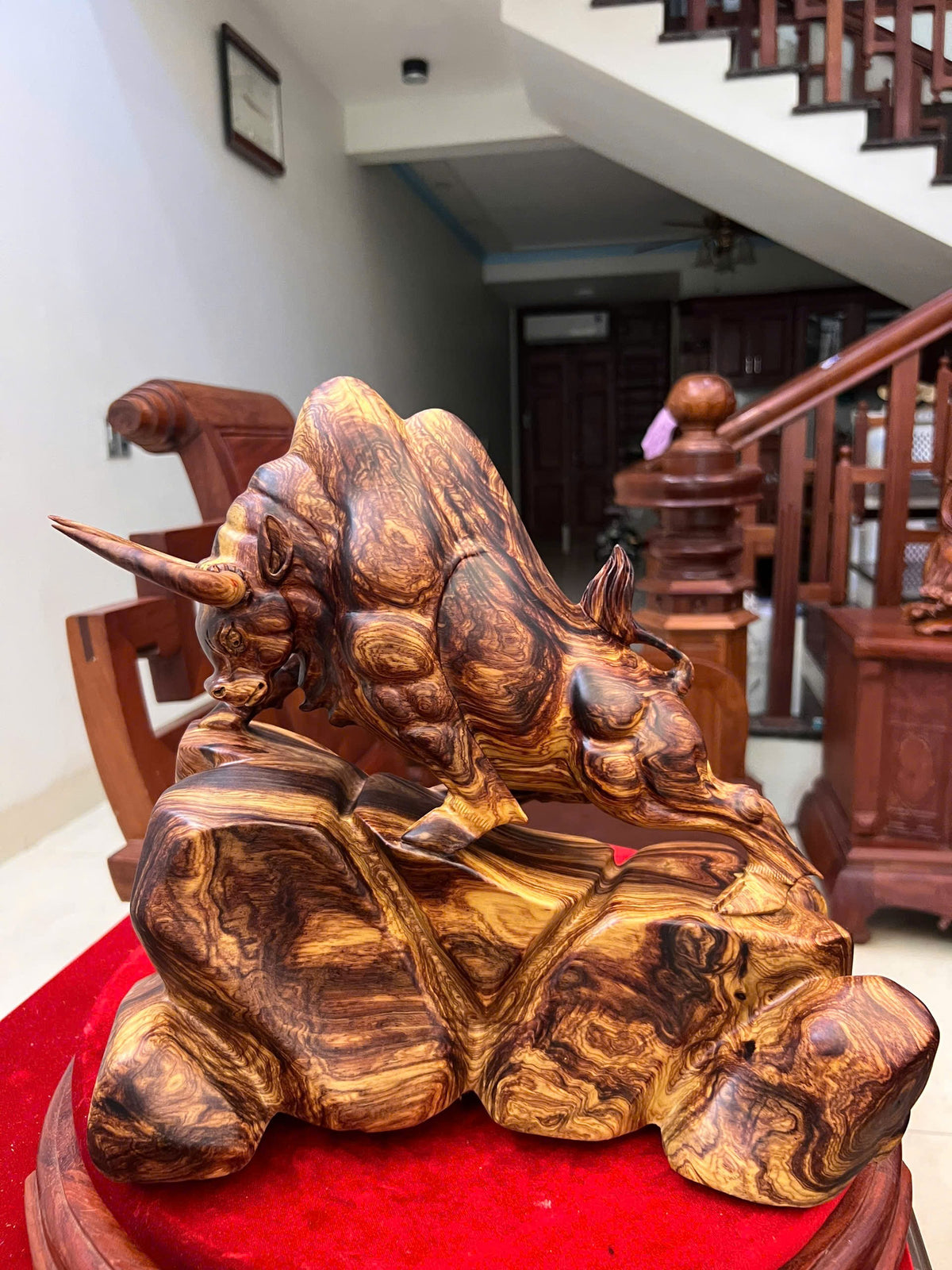 Tượng Bò Tót Gỗ Cẩm Việt Vân Chun Sụn Cao 32cm