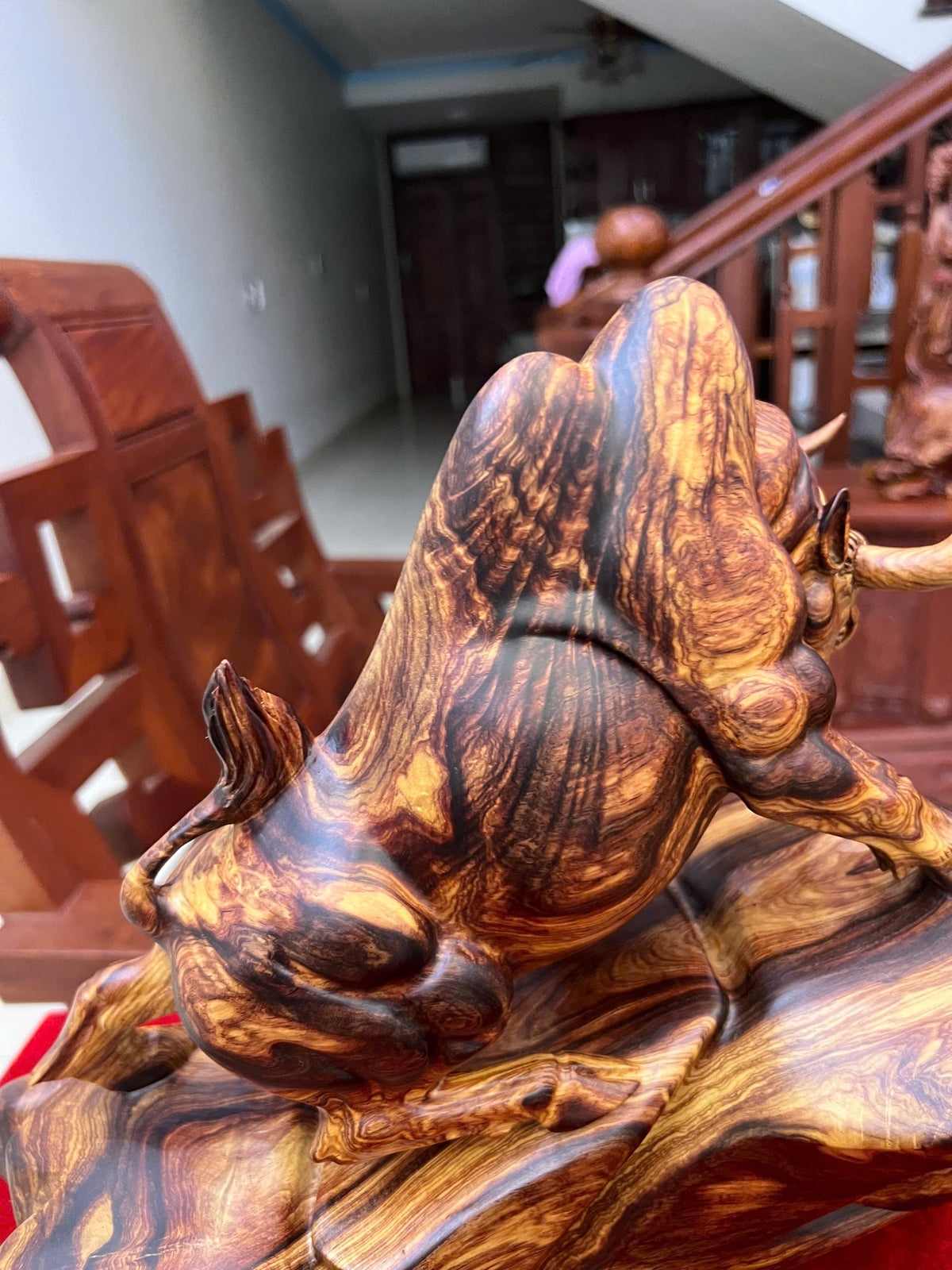 Tượng Bò Tót Gỗ Cẩm Việt Vân Chun Sụn Cao 32cm