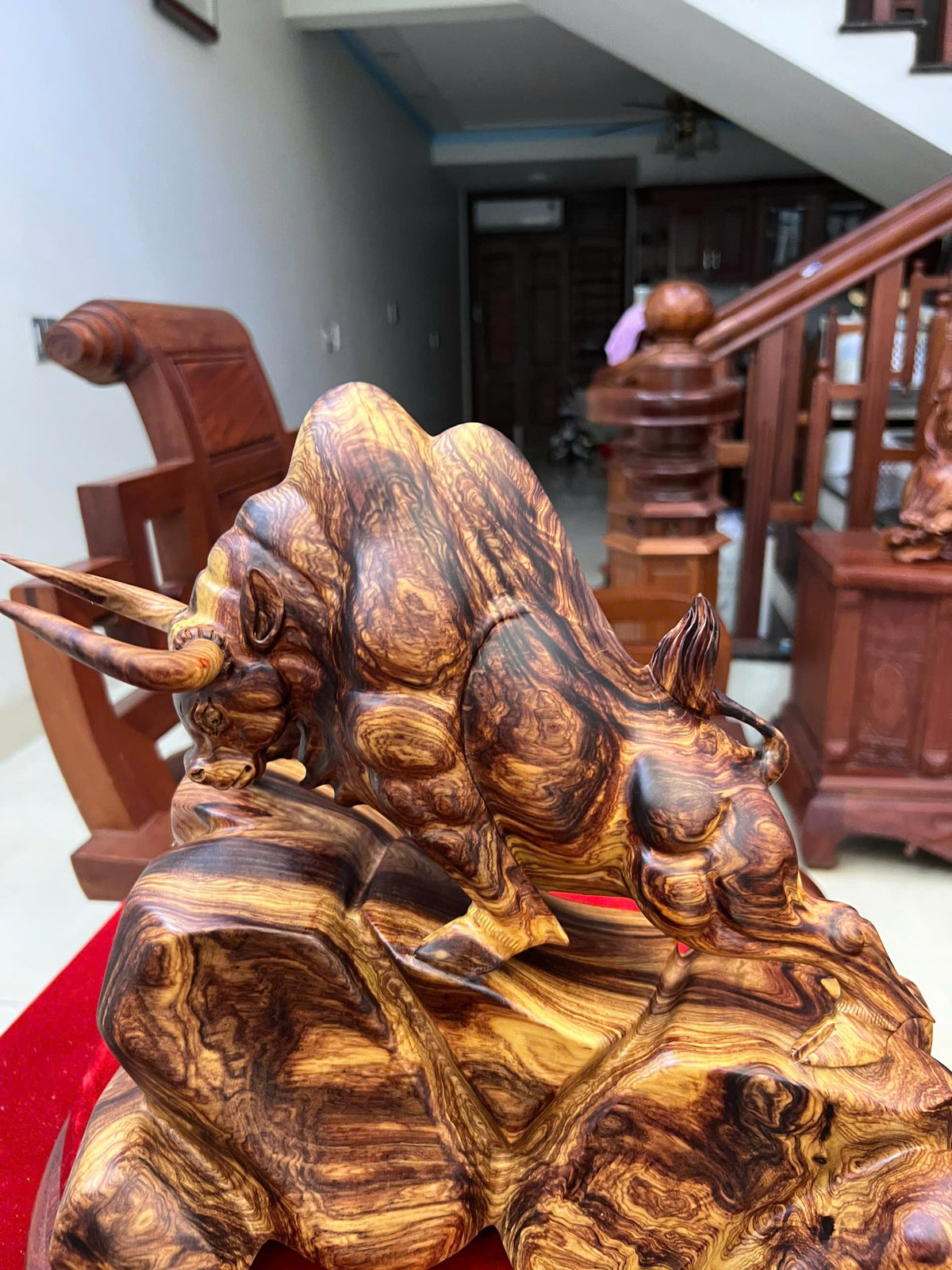 Tượng Bò Tót Gỗ Cẩm Việt Vân Chun Sụn Cao 32cm