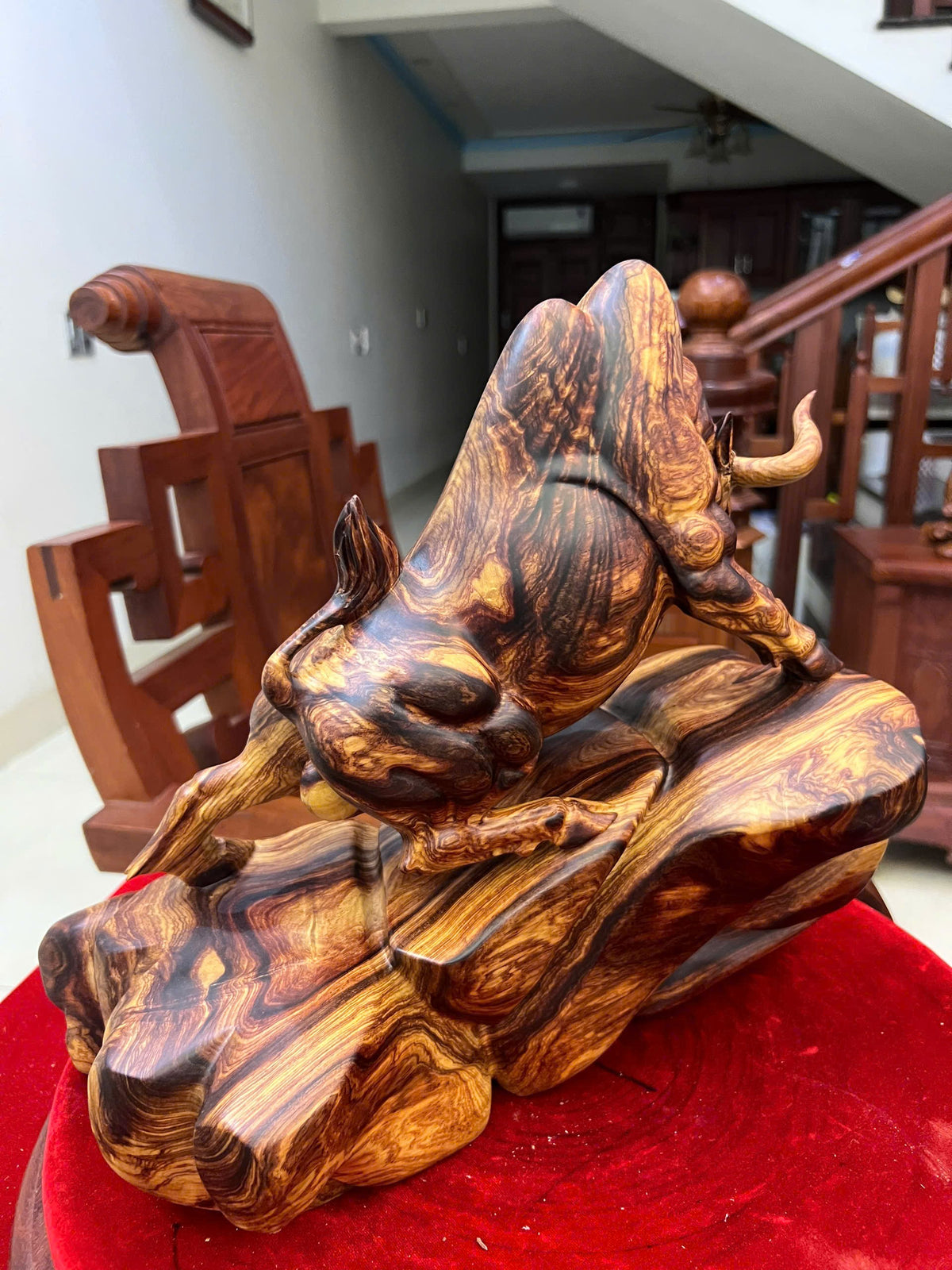 Tượng Bò Tót Gỗ Cẩm Việt Vân Chun Sụn Cao 32cm