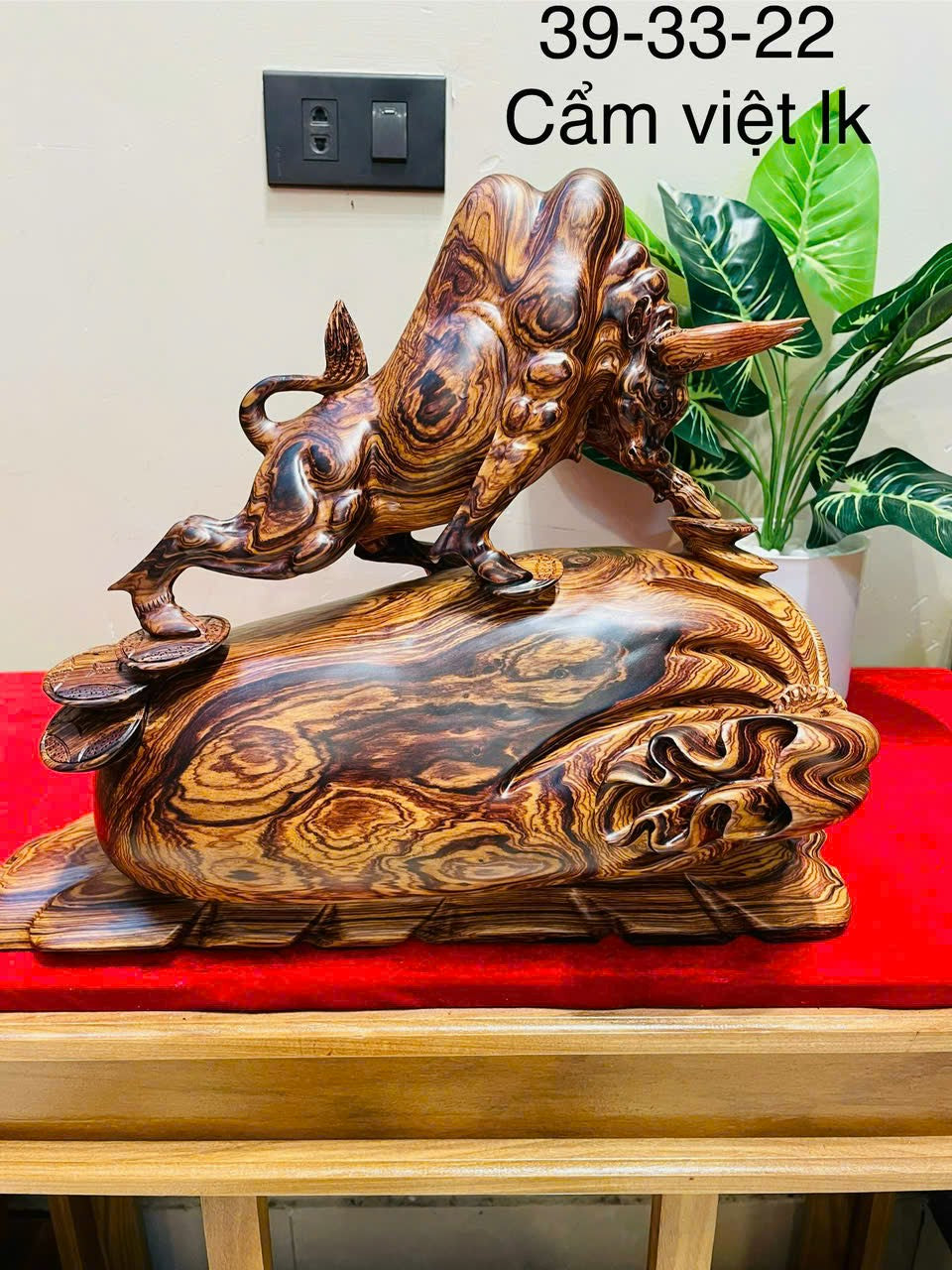 Tượng Linh Vật Phong Thuỷ Bò Tót  Gỗ Cẩm Siêu Vân Cao 33cm