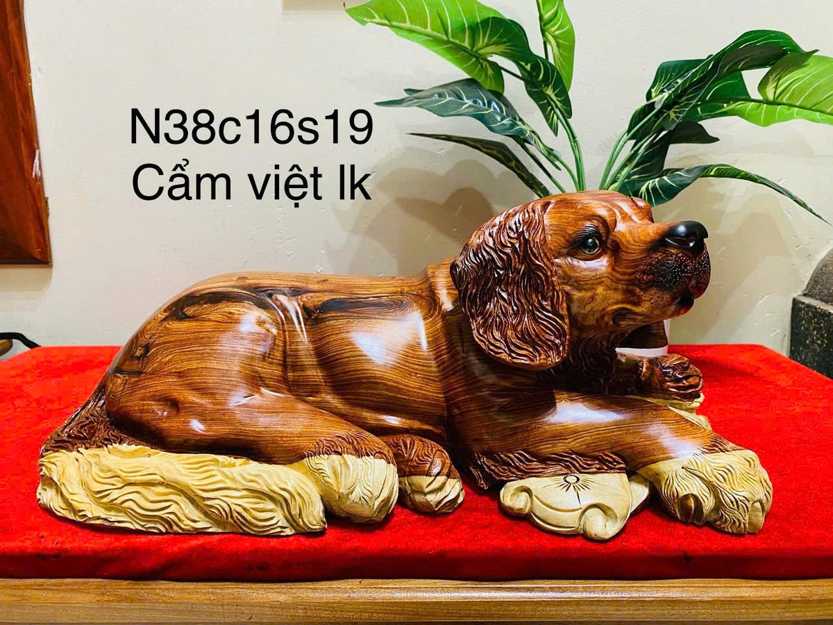 Tượng Linh Vật Chó Nằm Gỗ Cẩm Ngang - Phong Thủy Kèm Kỷ Thảm Nhung,Cao 38cm