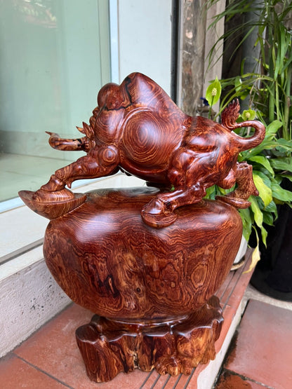 Tượng Bò Tót Gỗ Cẩm Việt Đứng Bao Tiền Vân Siêu Vip Cao 45cm