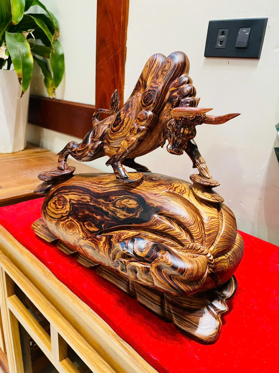 Tượng Linh Vật Phong Thuỷ Bò Tót  Gỗ Cẩm Siêu Vân Cao 33cm