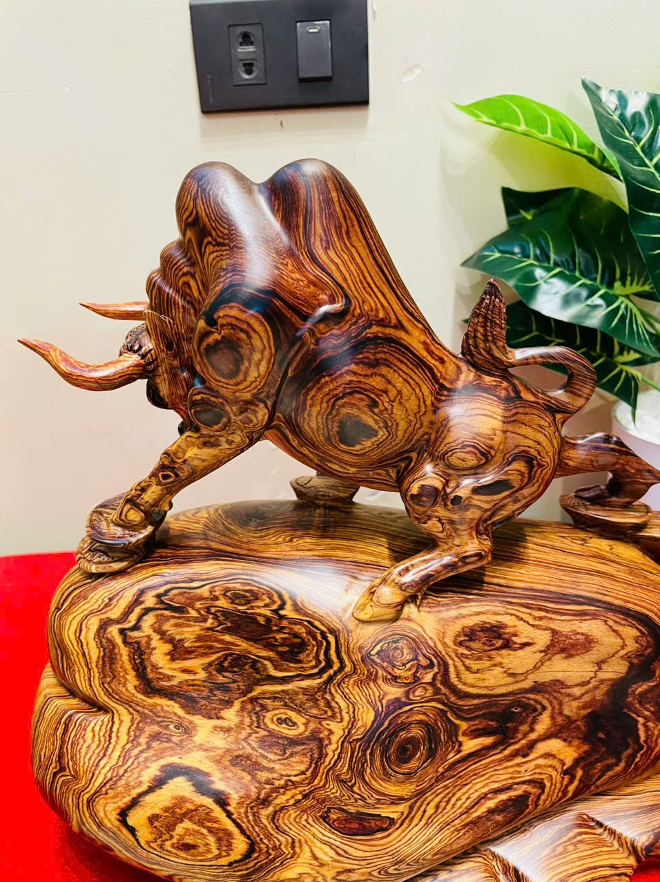 Tượng Linh Vật Phong Thuỷ Bò Tót  Gỗ Cẩm Siêu Vân Cao 33cm