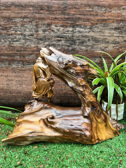 Tác phẩm cụ tế công gỗ lũa gỗ bách xanh cao 26cm