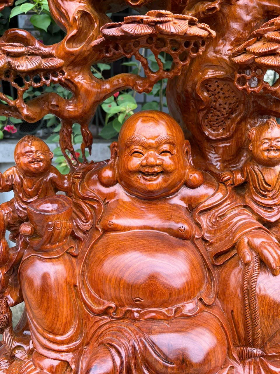 Tượng Di Lặc Ngồi Gốc Tùng - Gỗ Hương Gia Lai Cao 70