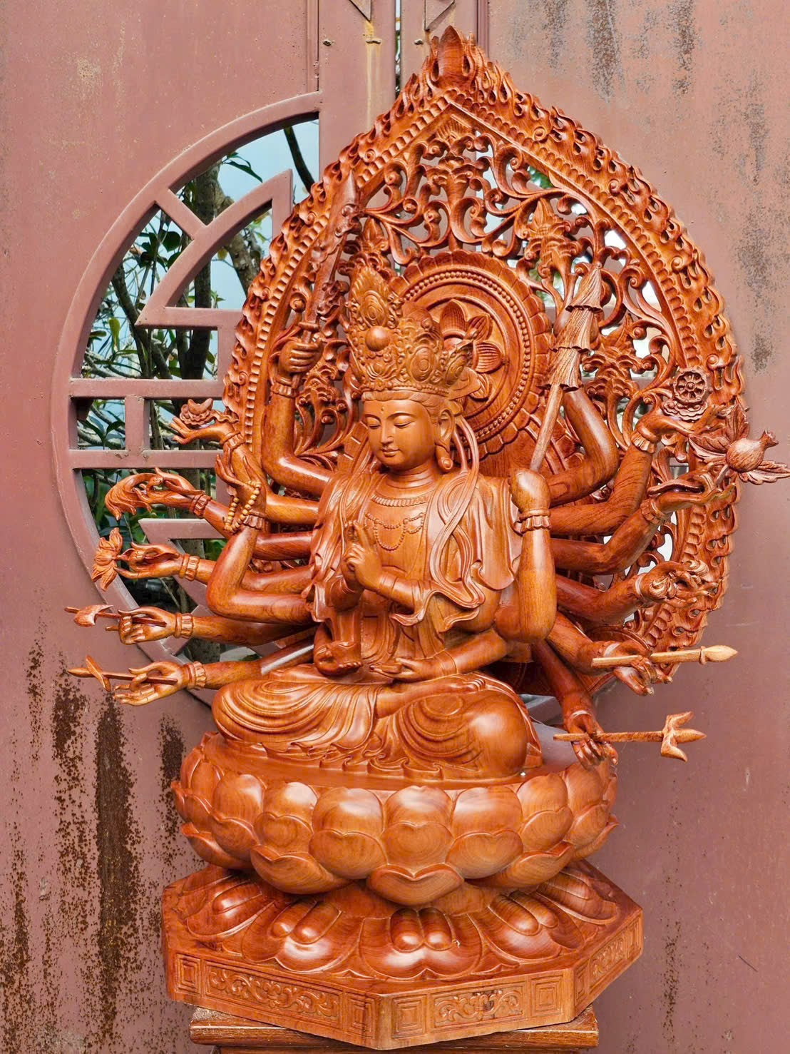 Tượng Phật Chuẩn Đề Mẫu 81 Cánh Tay Có Hào Quang Gỗ Hương Đá - Cao 81cm