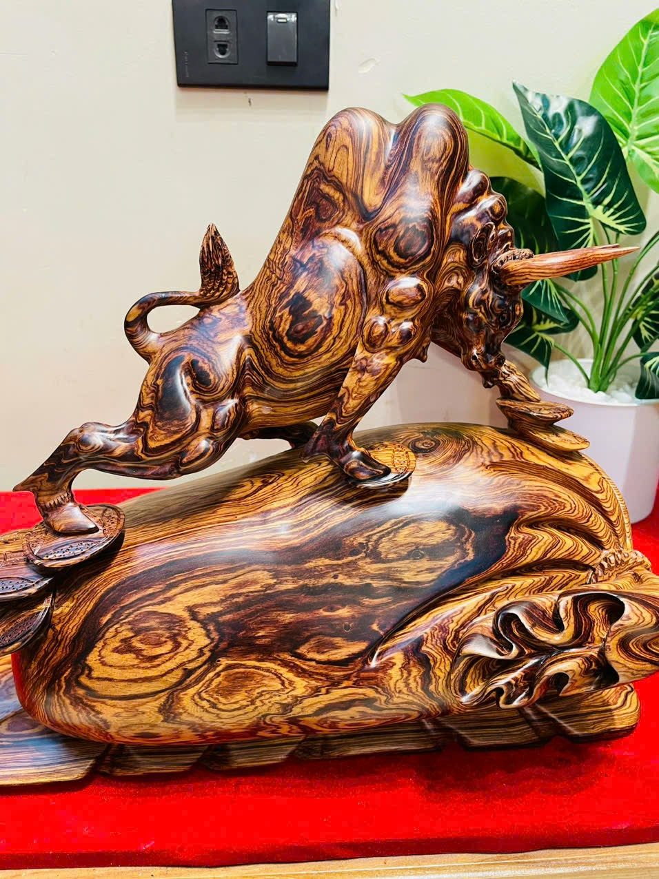 Tượng Linh Vật Phong Thuỷ Bò Tót  Gỗ Cẩm Siêu Vân Cao 33cm
