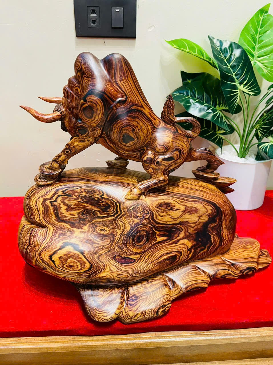 Tượng Linh Vật Phong Thuỷ Bò Tót  Gỗ Cẩm Siêu Vân Cao 33cm