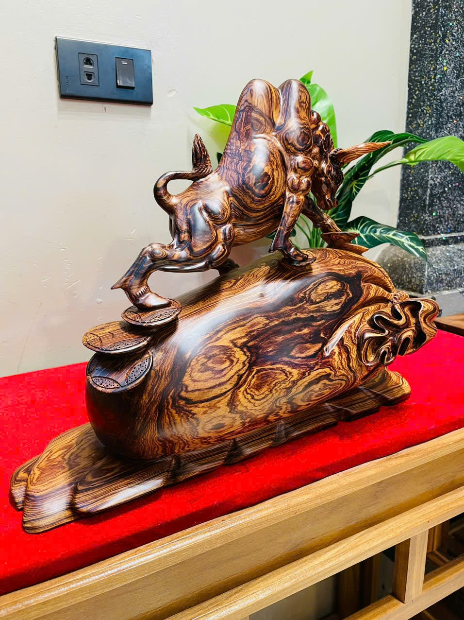 Tượng Linh Vật Phong Thuỷ Bò Tót  Gỗ Cẩm Siêu Vân Cao 33cm