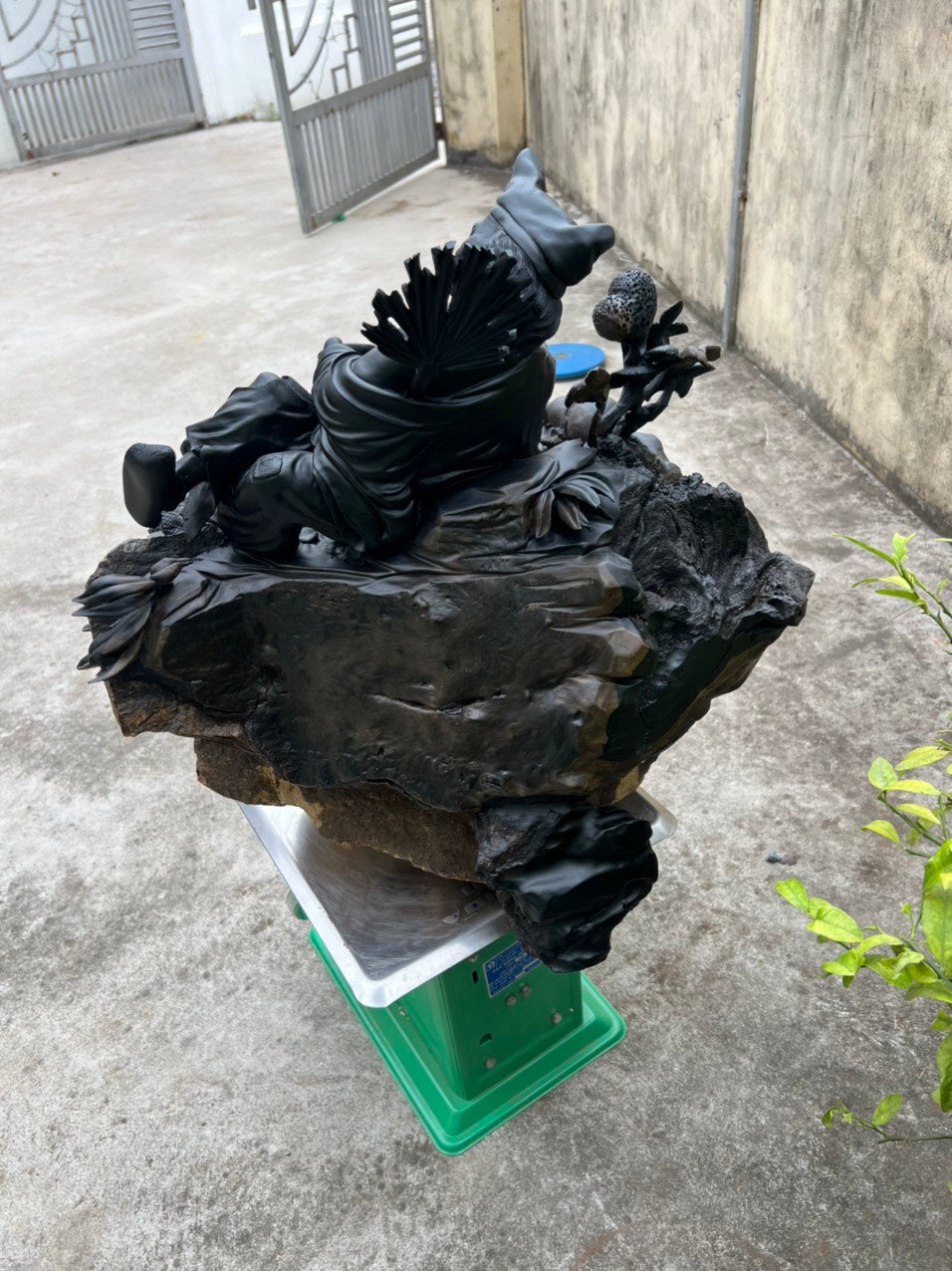 Tượng Phật Tế Công ôm đá Gỗ Mun Sừng Cao 56cm