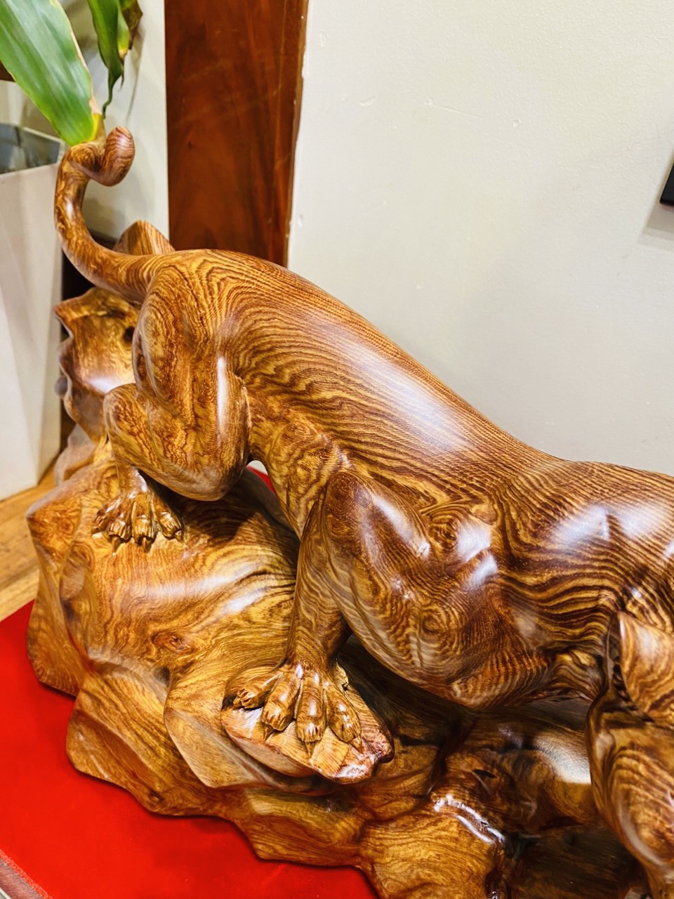 Báo Săn Mồi Gỗ Cẩm Phong Thủy Ngang 66cm