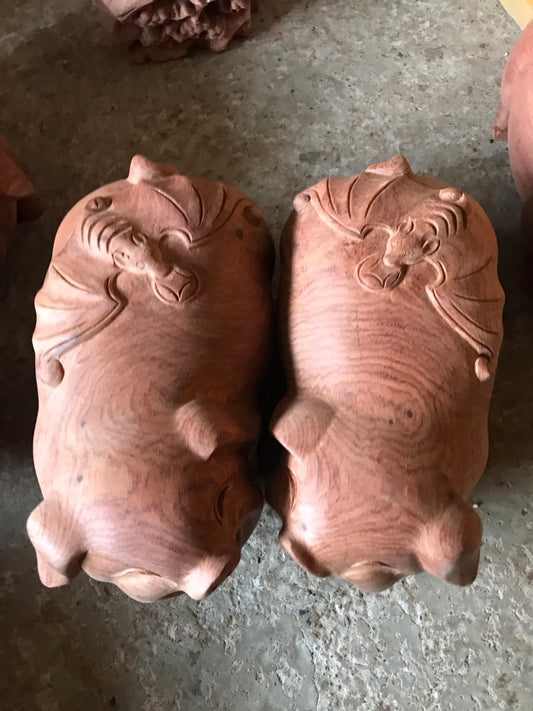 Cặp Lợn Lưng Hình Dơi Gỗ Hương
