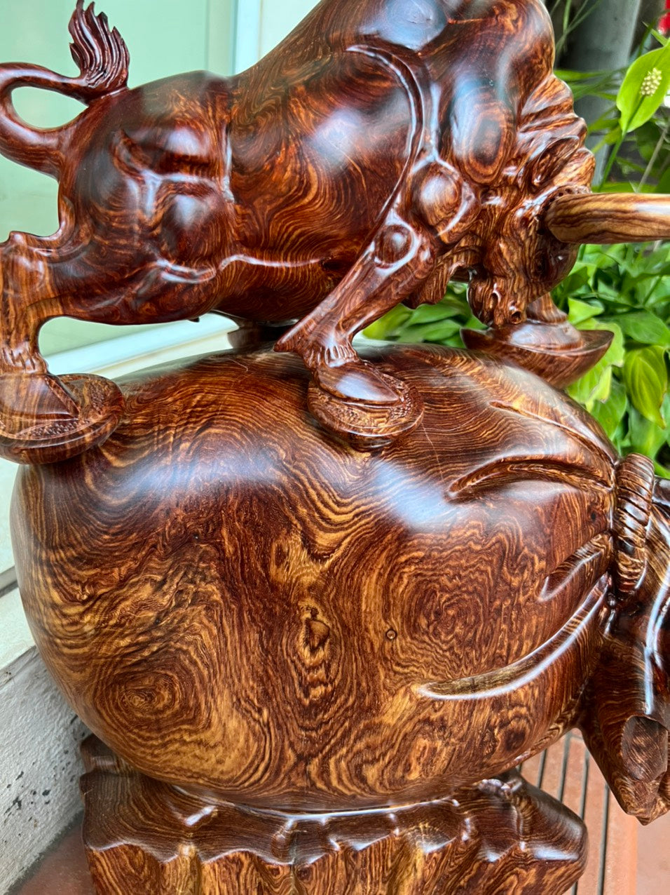 Tượng Bò Tót Gỗ Cẩm Việt Đứng Bao Tiền Vân Siêu Vip Cao 45cm