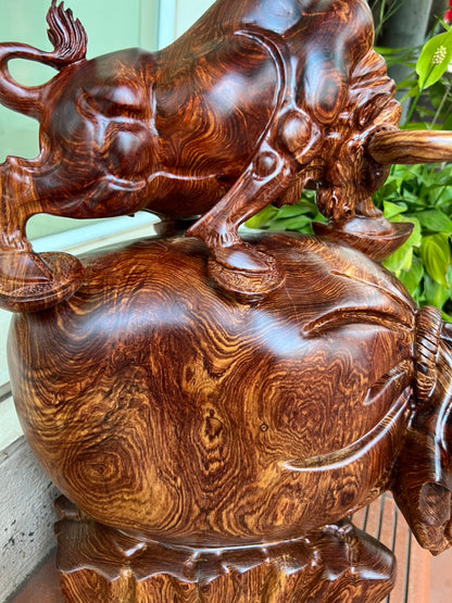 Tượng Bò Tót Gỗ Cẩm Việt Đứng Bao Tiền Vân Siêu Vip Cao 45cm