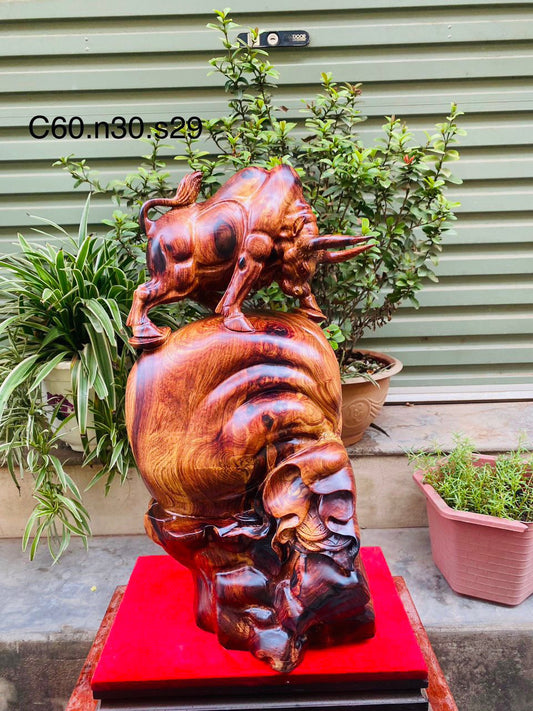 Tượng  Bò Tót Phong Thủy Trên Bao Tiền Gỗ Cẩm Cao 60