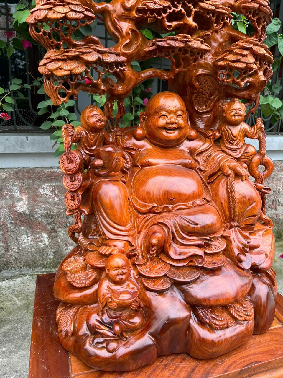 Tượng Di Lặc Ngồi Gốc Tùng - Gỗ Hương Gia Lai Cao 70