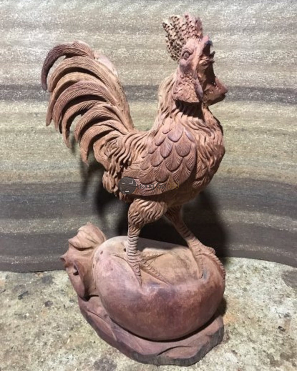 Gà Trống Đứng Bao Tiền Gỗ Hương