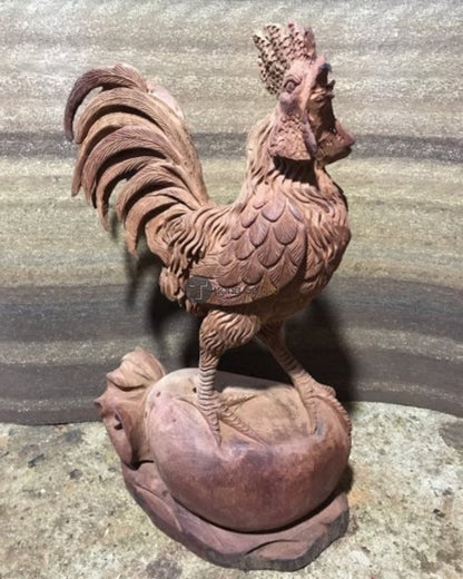 Gà Trống Đứng Bao Tiền Gỗ Hương