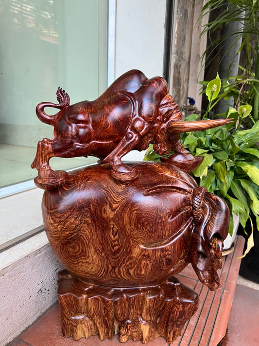 Tượng Bò Tót Gỗ Cẩm Việt Đứng Bao Tiền Vân Siêu Vip Cao 45cm