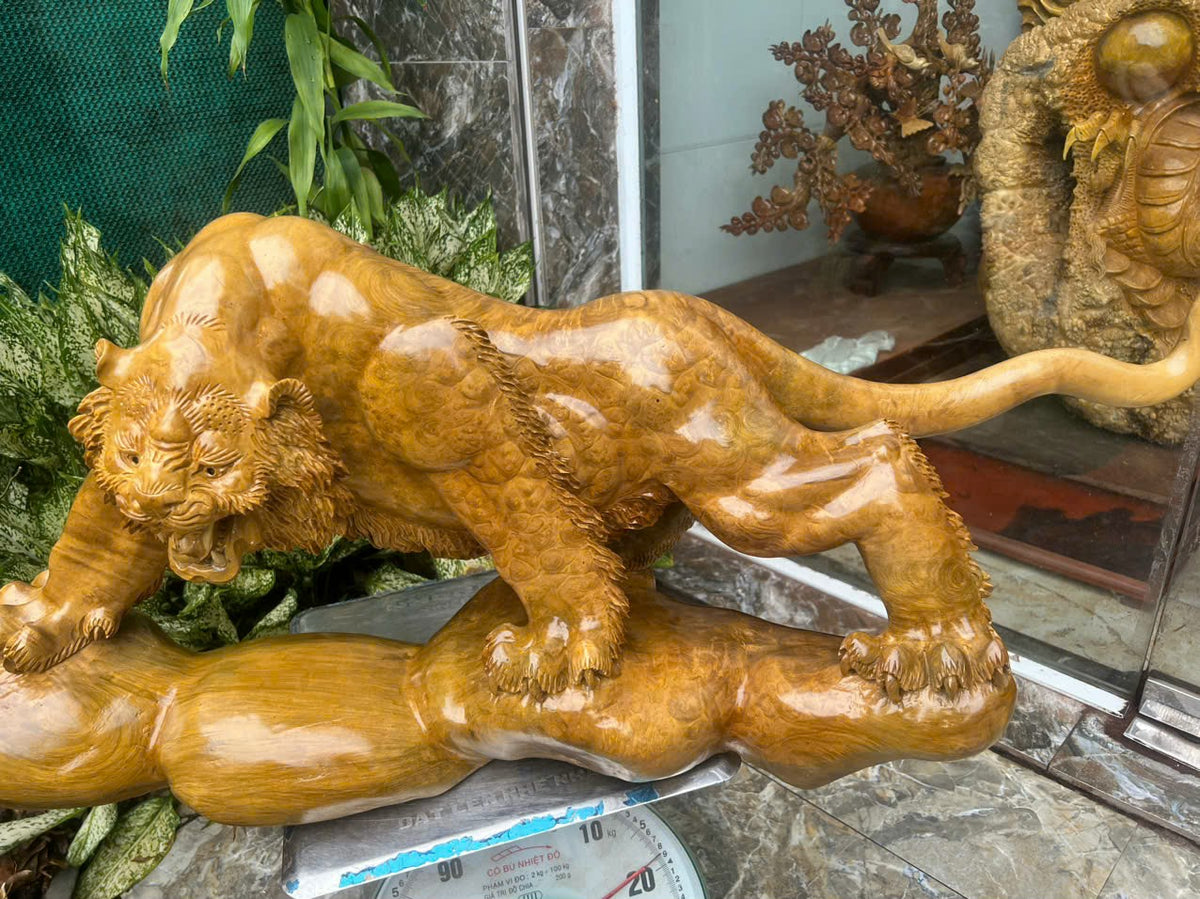 Tượng Phong Thuỷ Hổ Nu Kháo Vàng - Gỗ Kỹ Nét  Cao 40