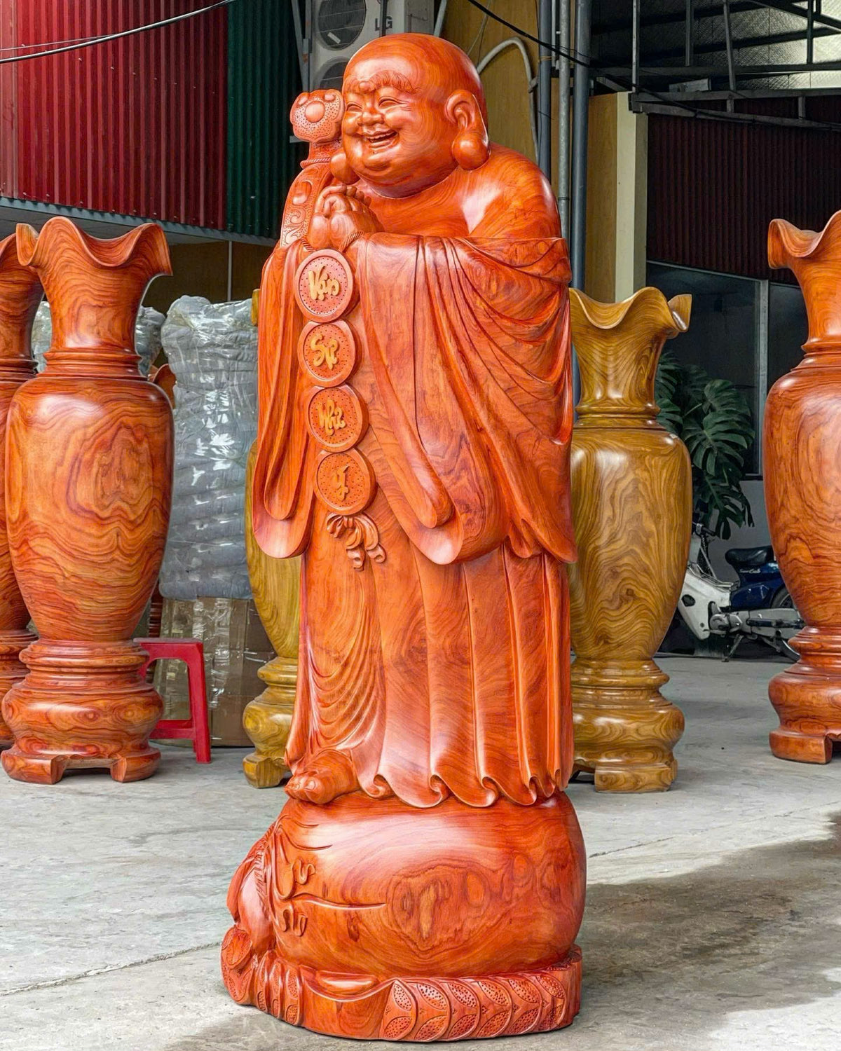 Di Lặc Chúc Phúc Gỗ Hương Đỏ Hàng Đục Thủ Công Siêu Vân Cao 2m