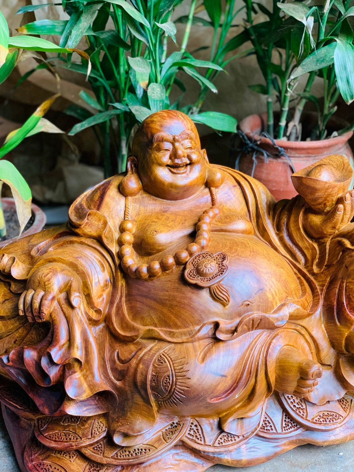 Tượng di lặc ngồi bao tiền gỗ hương ta
