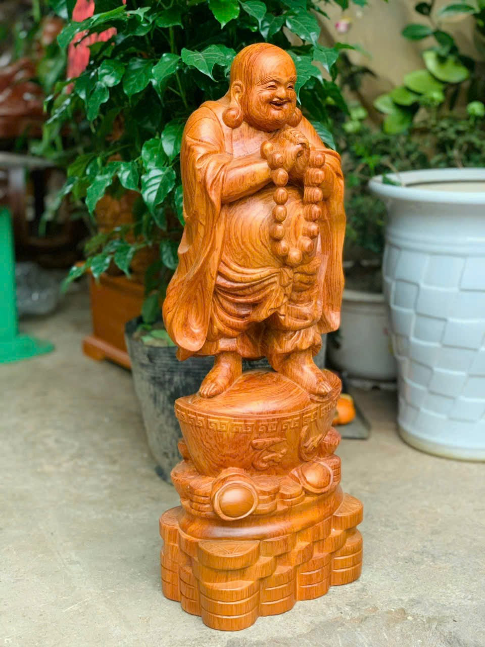Tượng Di Lặc Đứng Thỏi Vàng Chúc Phúc Gỗ Hương Đá Chiều Cao 60cm