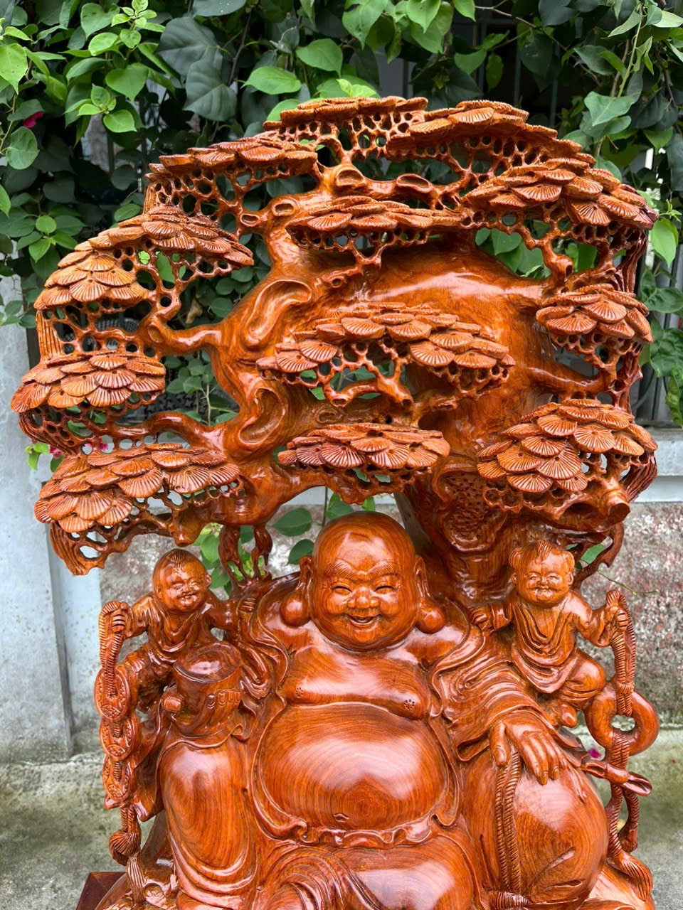 Tượng Di Lặc Ngồi Gốc Tùng - Gỗ Hương Gia Lai Cao 70