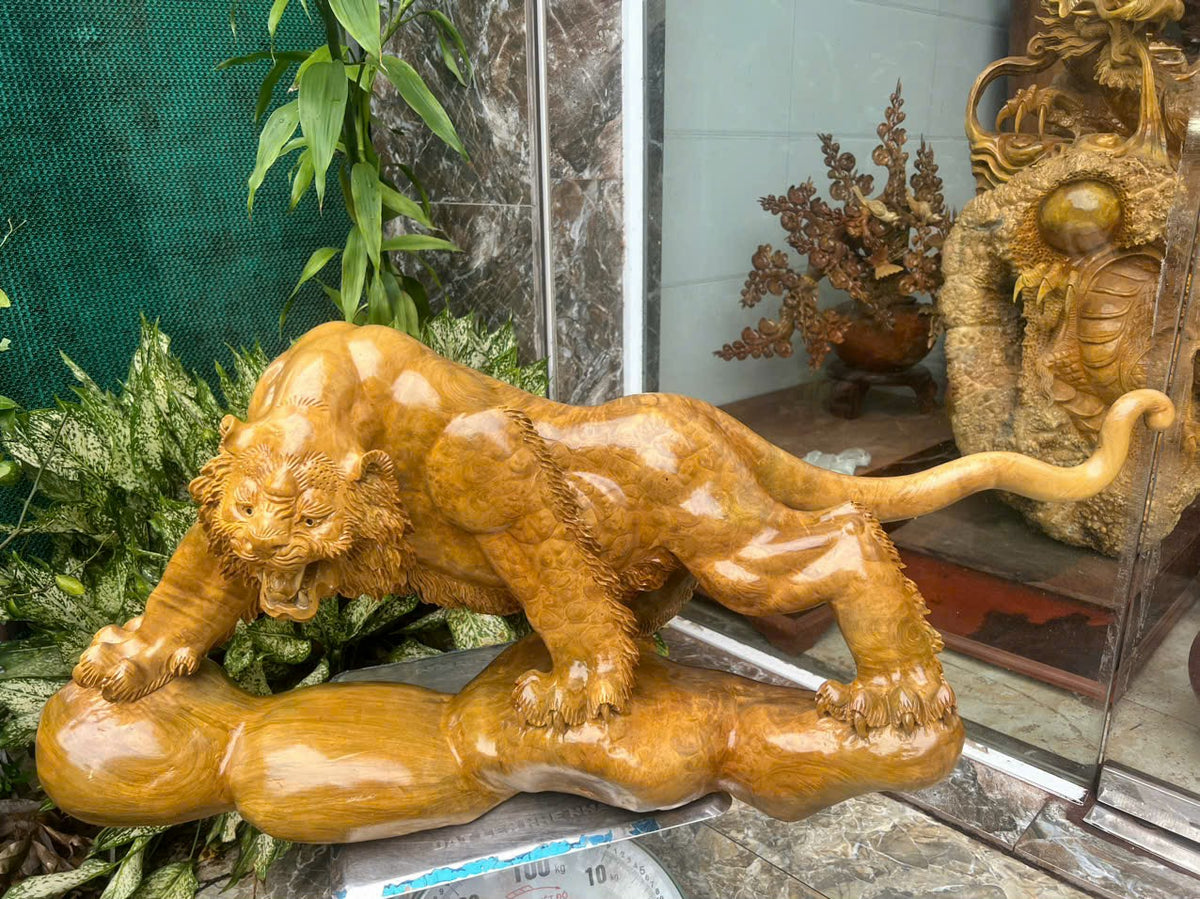 Tượng Phong Thuỷ Hổ Nu Kháo Vàng - Gỗ Kỹ Nét  Cao 40