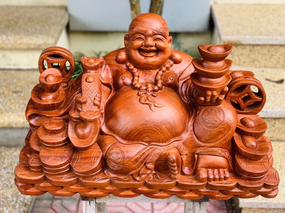 Di Lặc Ngồi Bưng Thỏi Vàng Đế Chữ Hán