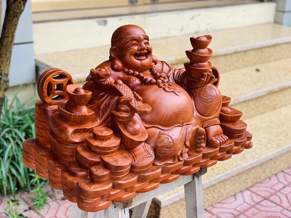 Di Lặc Ngồi Bưng Thỏi Vàng Đế Chữ Hán