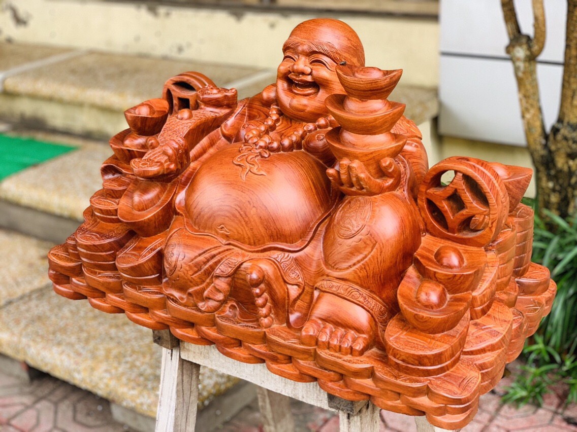 Di Lặc Ngồi Bưng Thỏi Vàng Đế Chữ Hán