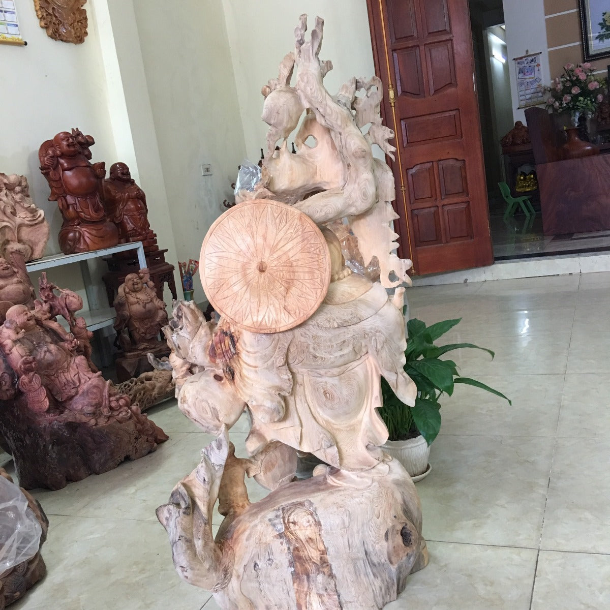 Tượng Di Lặc Vác Cành Đào Gỗ Pơ Mu