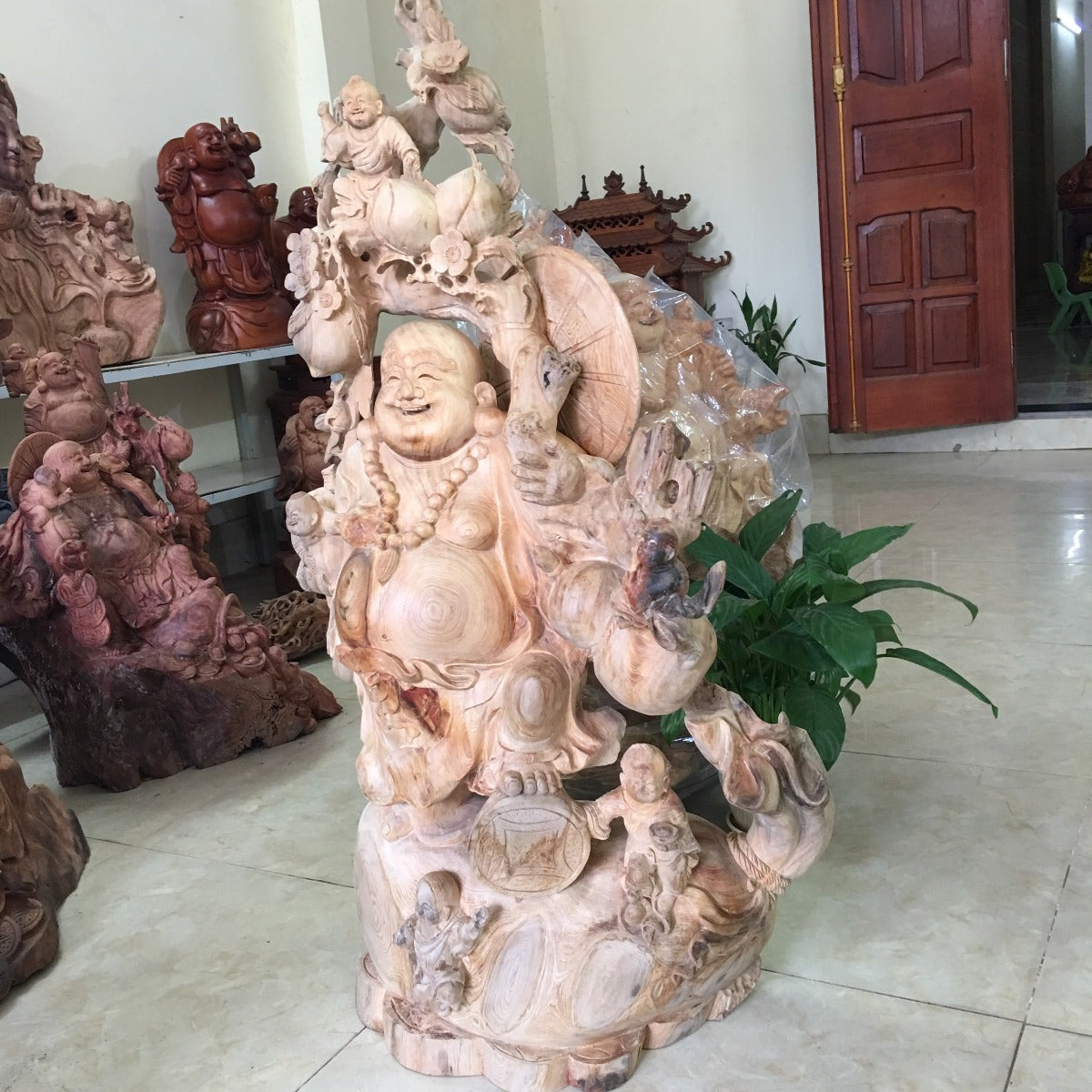 Tượng Di Lặc Vác Cành Đào Gỗ Pơ Mu