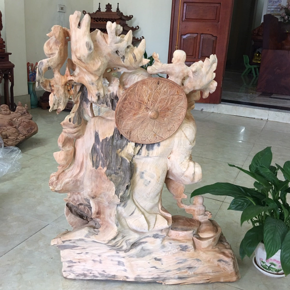 Tượng Di Lặc Vác Cành Đào Gỗ Pơ Mu Cao 80