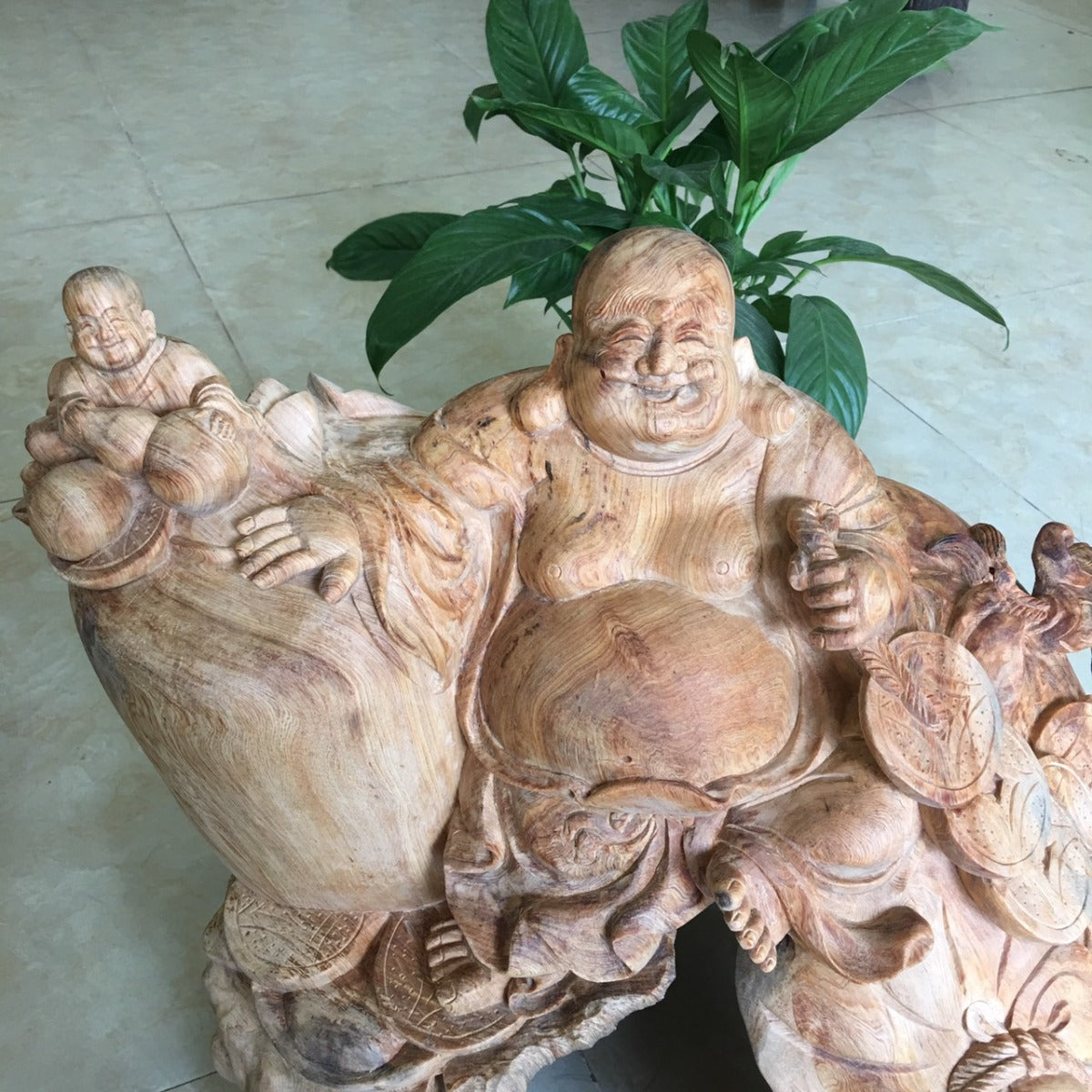 Phật Di Lặc Lũa Gốc Cây Pơ Mu