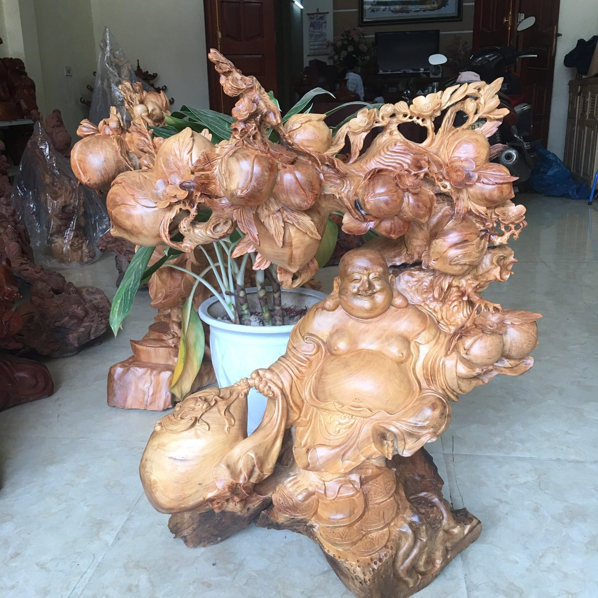 Di Lặc Ngồi Gốc Đào
