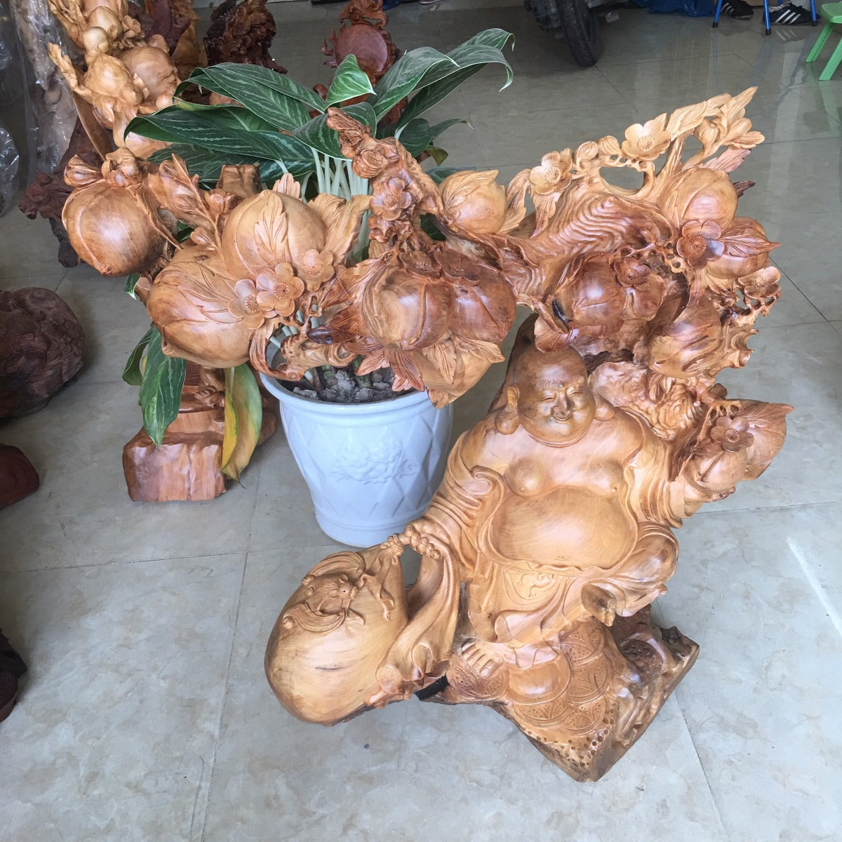 Di Lặc Ngồi Gốc Đào