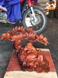 Tượng Di Lặc Ngồi Gốc Cây Đào