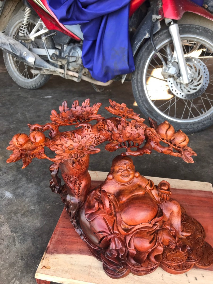 Tượng Di Lặc Ngồi Gốc Cây Đào