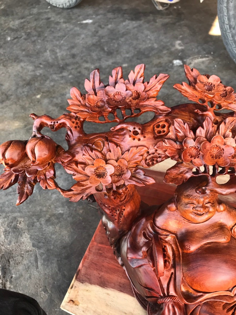 Tượng Di Lặc Ngồi Gốc Cây Đào