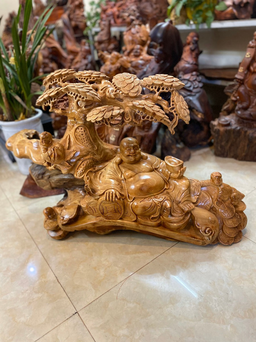 Tượng Di Lặc Ngồi Tán Tùng Pơ Mu